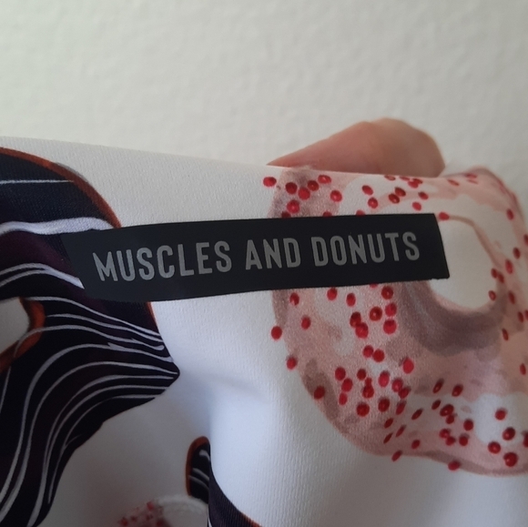 Muscles & Donuts White Workout Shorts M - Picture 6 of 6